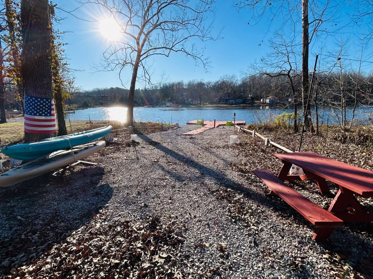 Residential for sale – 81 East Lakeshore Drive  Cherokee Village, AR