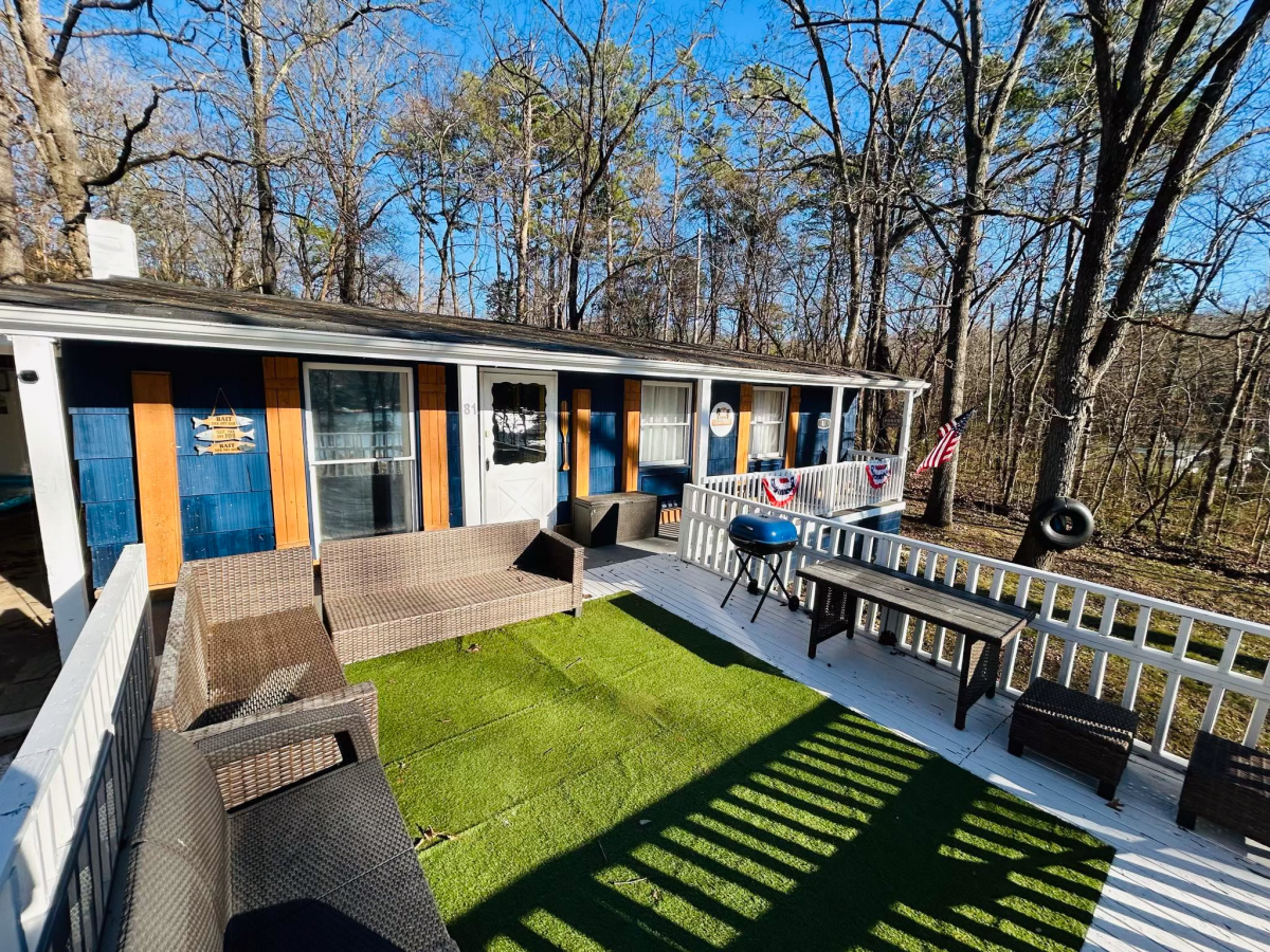 Residential for sale – 81 East Lakeshore Drive  Cherokee Village, AR