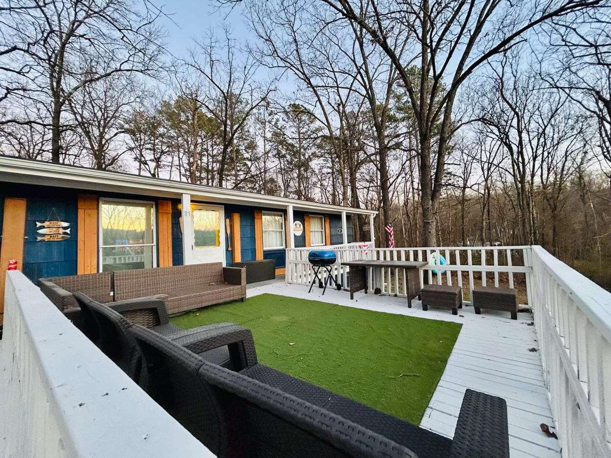 Residential for sale – 81 East Lakeshore Drive  Cherokee Village, AR